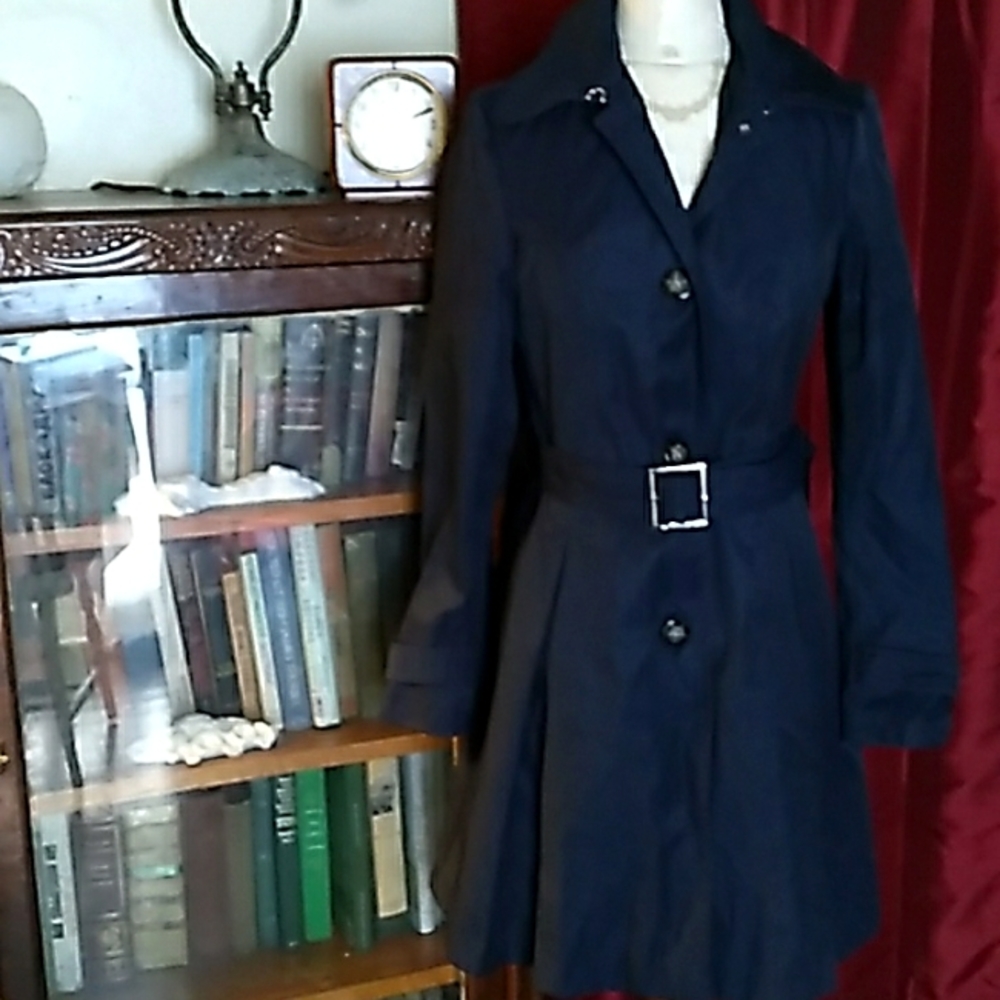 fitted trench coat / rain coat in navy blue